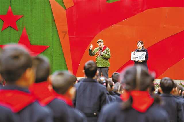 《红佛女》:因为渴望被在乎,他和父亲最终成为仇人