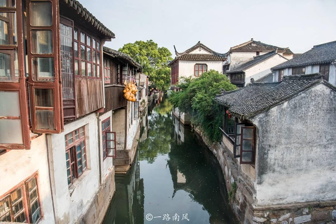 大型警车找轮胎
